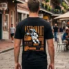 AstronautModelBack Μαύρο unisex t-shirt με στάμπα Astronaut σε πορτοκαλί και λευκό space streetwear σχέδιο.