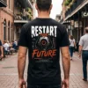 RestartTheFutureBackModel Μαύρο unisex t-shirt με στάμπα Restart The Future σε λευκό και κόκκινο cyberpunk σχέδιο με power button.