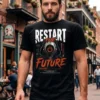 RestartTheFuturefrontModel Μαύρο unisex t-shirt με μεγάλη στάμπα Restart The Future και futuristic graphic σε κόκκινο, λευκό και μαύρο.